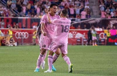 El paraguayo Diego Gómez (i), jugador del Inter Miami, celebra un tanto con el español Jordi Alba durante un partido de la Major League Soccer contra el New York RB en el estadio Red Bull Arena, en Harrison, New Jersey, Estados Unidos.
