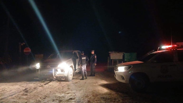 Uniformados policiales realizando control de vehiculos en zona de Fuerte Olimpo