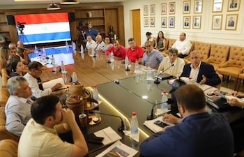 Comisión Permanente del Congreso reunida con exobreros de Itaipú.