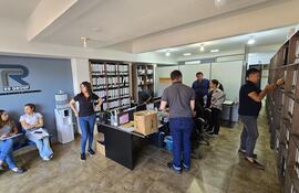 La comitiva allanó el estudio contable RR para investigar en prosecución a la incautación de productos de contrabando.