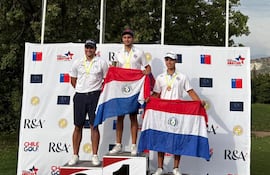 El campeón Benjamín Fernández (c) junto al colombiano Carlos Ardila y Erich Fortlage en el podio.