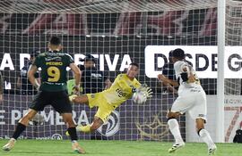Momento cumbre en el partido, en el que el portero franjeado Gastón Olveira logra contener la ejecución penal de volante albiverde Ángel Cardozo Lucena para mantener la paridad en el marcador.