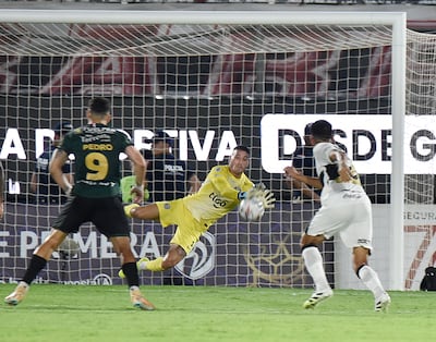 Momento cumbre en el partido, en el que el portero franjeado Gastón Olveira logra contener la ejecución penal de volante albiverde Ángel Cardozo Lucena para mantener la paridad en el marcador.