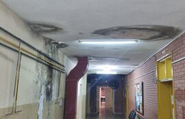 Situación deplorable en la parte edilicia del Hospital Regional de San Juan Bautista, Misiones: a simple vista se observa que la humedad está tomando gran parte de las paredes y el techo.