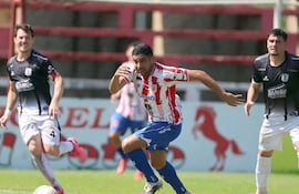 Incursión ofensiva de Hugo Alberto González, del Sportivo Carapeguá, ante la mirada de los experimentados Rodney Pedrozo y Pablo Espinoza.