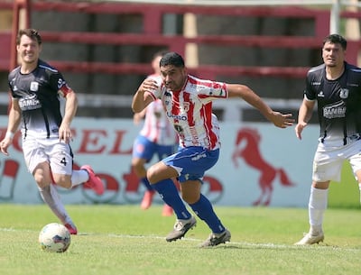 Incursión ofensiva de Hugo Alberto González, del Sportivo Carapeguá, ante la mirada de los experimentados Rodney Pedrozo y Pablo Espinoza.