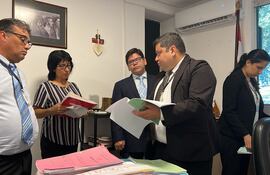 Allanamiento encabezado por el fiscal Jorge Arce en el juzgado de Paz de San Roque, en presencia de la entonces jueza Liliana González de Bristot.