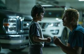 Jim Caviezel (derecha) interpretando a Tim Ballard en una escena de la película "Sound of Freedom".