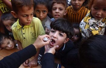 Un niño recibe una dosis de la vacuna contra la polio en Jan Yunis, en el sur de la Franja de Gaza, el pasado 19 de octubre.