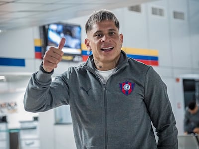Juan Manuel Iturbe, futbolista de Cerro Porteño, durante la llegada a la ciudad de Maturín para el debut en la Copa Libertadores 2025.