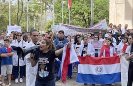 La secretaria general del Sindicato Nacional de Médicos (Sinamed), Rossana González, sostiene un megáfono durante una manifestación de médicos del sector público de Paraguay en reclamo de ajustes salariales y la dotación de los hospitales, este martes, en Asunción (Paraguay). EFE/ Ron González