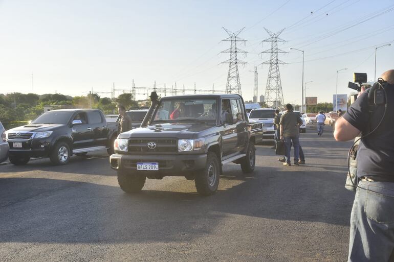 La camioneta donde se encontraban el presidente Mario Abdo Benítez y la primera dama, Silvana López Moreira, para cruzar por primera vez desde Asunción hacia Nueva Asunción, por el puente Héroes del Chaco.