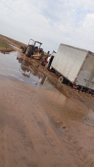El camino a Punta Diamante, Piretu Cué y San Jorge está siendo reparado por pobladores y ganaderos de la zona.
