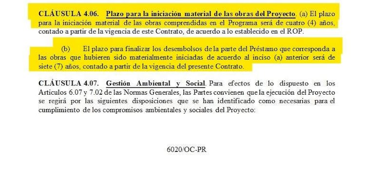 Documento legal con cláusulas en color amarillo que detalla plazos de obras y gestión ambiental.