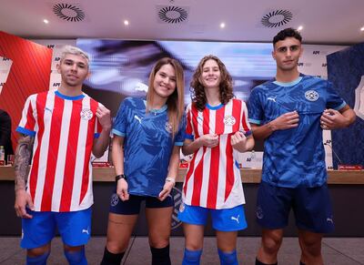 La presentación de las camisetas titular y alternativa de la selección paraguaya.