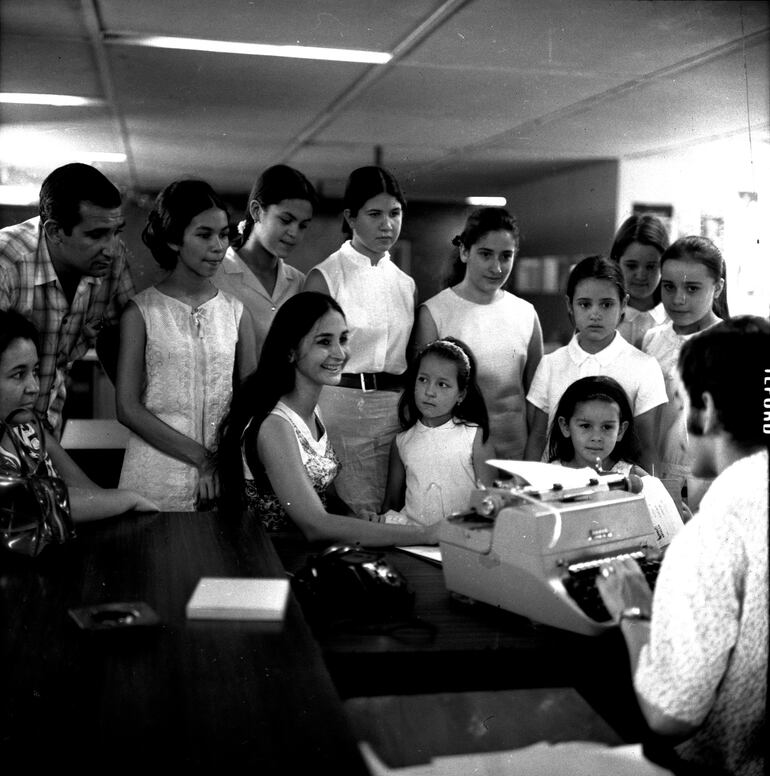 Zully Vinader en visita a ABC Color anunciando su gira por el interior para 1970.