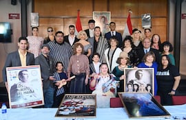 Alda Cardozo y otros presentes en evento festivo, con vestimenta tradicional y expresiones alegres.