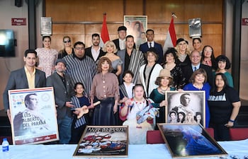 Alda Cardozo y otros presentes en evento festivo, con vestimenta tradicional y expresiones alegres.