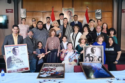 Alda Cardozo y otros presentes en evento festivo, con vestimenta tradicional y expresiones alegres.