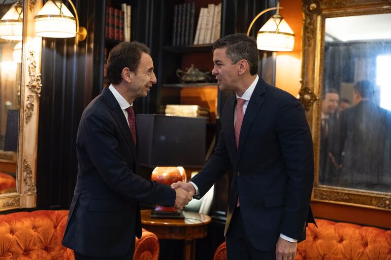 Santiago Peña se reunió con empresarios ferroviarios en Roma.