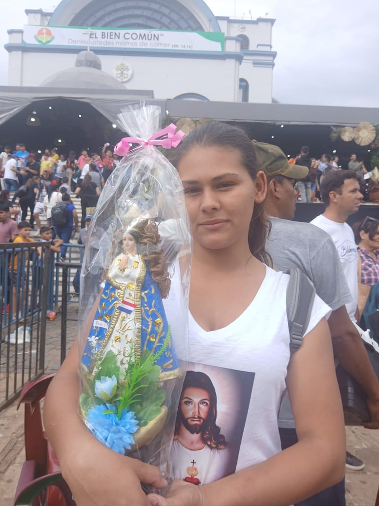 Margarita Bernal, una joven de 20 años, conoció la festividad mariana y quedó profundamente admirada por todo lo que rodea a la Virgen de Caacupé.