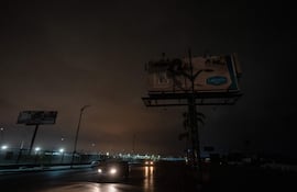 Fotografía de un sector sin luz este domingo en Guayaquil (Ecuador). El Ministerio de Energía y Minas anunció este domingo que la próxima semana se mantendrán los apagones, de hasta 14 horas, debido a la crisis energética que atraviesa Ecuador por el estiaje en las zonas donde se encuentran las principales hidroeléctricas de la nación andina.