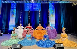 Los artistas que se presentaron en ocasión del Bazar de Caridad de las Naciones Unidas.