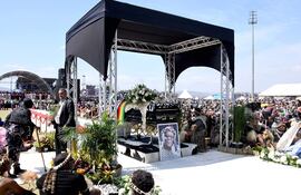 Una fotografía de GCIS (Servicios de Información del Gobierno) muestra a los dolientes sentados cerca del ataúd del difunto Príncipe Mangosuthu Buthelezi durante su funeral de estado oficial en el Mangosuthu Buthelezi en el estadio regional de Mangosuthu en Ulundi, provincia de KwaZulu-Natal, Sudáfrica.