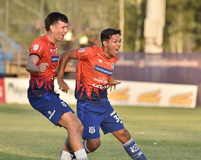Amín Molinas (20 años)  festeja su gol, seguido por César Castro (32). El 2 de Mayo, clasificado a la Copa Libertadores, definirá el domingo el título de la Copa Paraguay contra General Caballero de Juan León Mallorquín, en el Río Parapití, a partir de las 18:00.