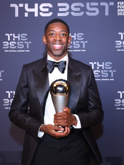 El delantero francés, Ousmane Dembelé posando con el trofeo The Best, otorgado por la FIFA al mejor jugador de 2025.