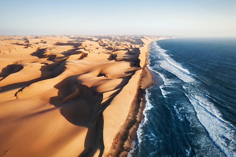 Lugar donde se encuentran el desierto de Namibia y el océano Atlántico, costa de los esqueletos.