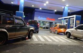 Apuro por cargar combustible antes del nuevo golpe al bolsillo