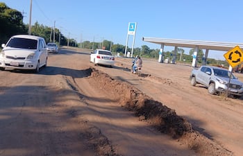 Los vecinos denuncian que, ante el “nulo interés” de las autoridades, debieron organizar colectas y realizar bacheos comunitarios para intentar mantener transitable la ruta