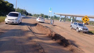 Los vecinos denuncian que, ante el “nulo interés” de las autoridades, debieron organizar colectas y realizar bacheos comunitarios para intentar mantener transitable la ruta