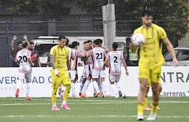 Los jugadores de San Lorenzo celebran un gol en el partido frente a Recoleta FC por la fecha 1 del torneo Clausura 2026 de la Primera División de Paraguay en el estadio Ricardo Gregor de Asunción, Paraguay.