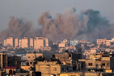 Esta fotografía tomada desde Rafah muestra el humo que se eleva sobre Khan Yunis, en el sur de la Franja de Gaza, durante el bombardeo israelí.