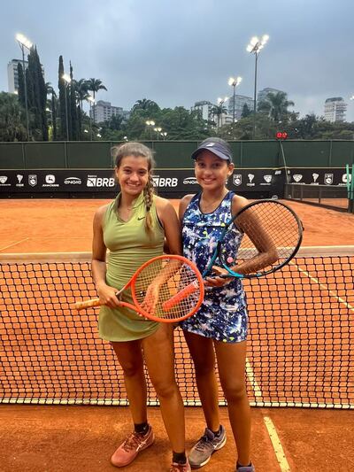 Antonella Acosta (d) y su compañera de dobles, Larissa Silenci, de Brasil.