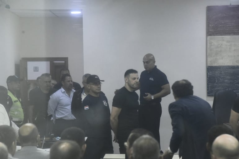 El ex diputado Ulises Quintana (i) y Reinaldo "Cucho" Caba&ntilde;a (d), ingresaban a la sala de juicio donde se lleva a cabo la audiencia preliminar del caso Berilo.