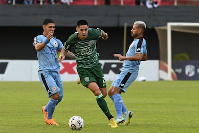 Luis Zárate, de Olimpia, ante la marca de los jugadores de Resistencia.