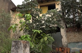 Vivienda abandonada sobre la calle Brasil, entre Ana Díaz y Rodríguez de Francia.