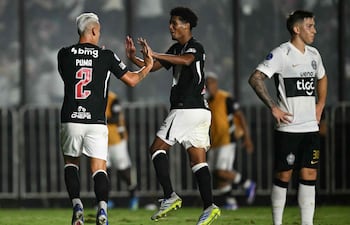 El defensa uruguayo del Vasco da Gama, José Luis Rodríguez, celebra con su compañero, el centrocampista Ramón Rique, tras anotar un gol durante el partido de fútbol de la fase de grupos de la Copa Sudamericana entre el Vasco da Gama de Brasil y el Olimpia de Paraguay, en el estadio São Januário en Río de Janeiro, Brasil.