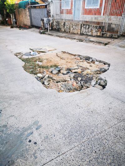 Barrio San Vicente: aguas cloacales en las casas y una calle destrozada por culpa de la Essap