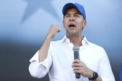 El presidente de Paraguay, Santiago Peña, habla durante la inauguración del Fan Fest de la final de la Copa Sudamericana este jueves, en Asunción (Paraguay).