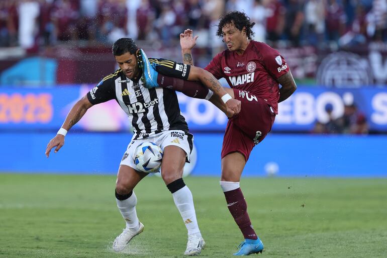 José Canale (d) mantuvo a raya al goleador de Mineiro, Hulk.
