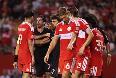 El argentino Rodrigo De Paul (7) y el polaco Robert Lewandowski (9) durante el cruce en el partido entre Chicago Fire e Inter Miami por la Major League Soccer en Chicago.