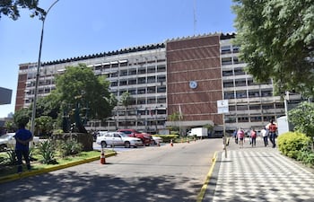 Fachada del Hospital Central del Instituto de Previsión Social (IPS).