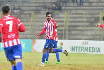 El atacante Richart René Ortiz Páez (29 años), festeja uno de los tres tantos que marcó ayer en el triunfo encarnaceno sobre el "librero". (Foto: APF)