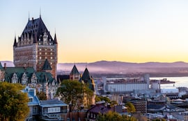 Château Frontenac rodeado de vegetación en Quebec, Canadá, al amanecer.