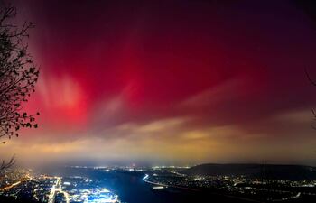La aurora boreal, o luces del norte, se observa sobre Klosterneuburg y Bisamberg, cerca de Viena, Austria, el 19 de enero de 2026.