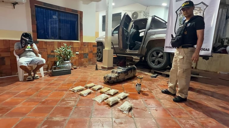 Gustavo Elvio Fleitas sentado y esposado a metros de los paquetes de crack y pasta base encontrados en su poder. El hombre se estaba afianzando en el negocio, pero fue descubierto.